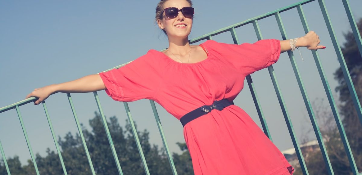 comment cacher ses bras en été ? Les astuces mode pour camoufler ses bras avec style