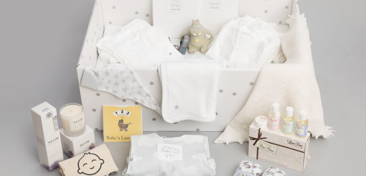 Idée cadeau naissance : un coffret de vêtements et pyjama bébé de qualité