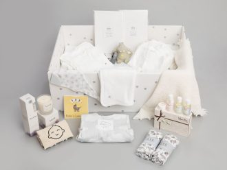 Idée cadeau naissance : un coffret de vêtements et pyjama bébé de qualité