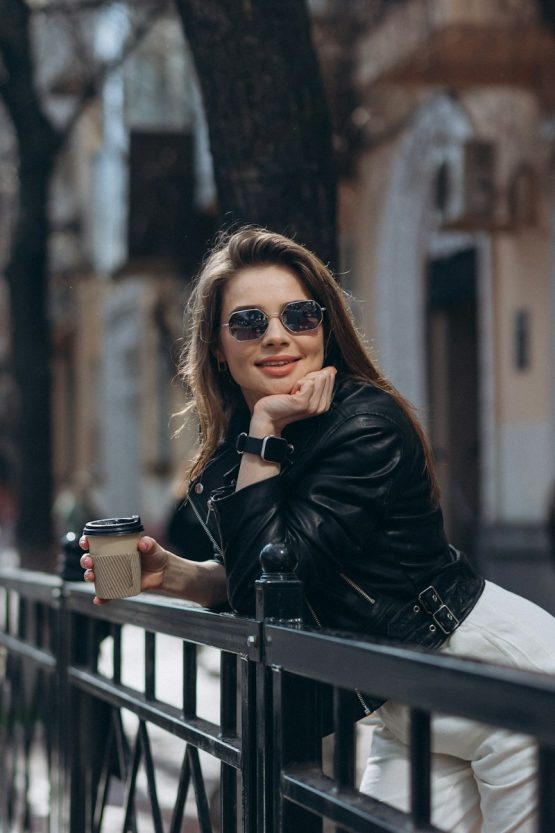 look tendance femme veste en cuir pantalon blanc