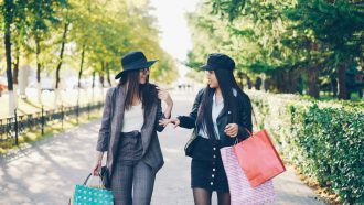 Quelle veste mi-saison tendance femme choisir ? Les modèles à adopter